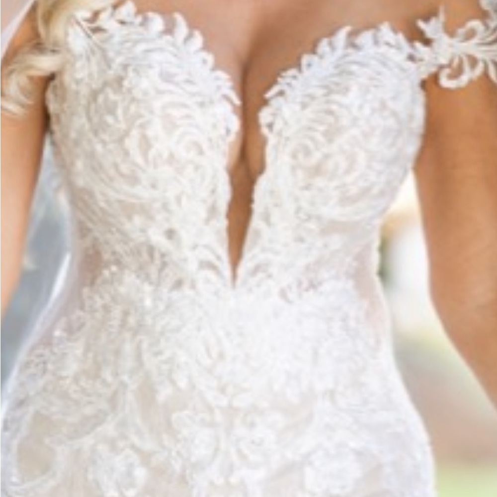 Martina Liana $3500 designer, plunge lace diamond wedding dress of your dreams!